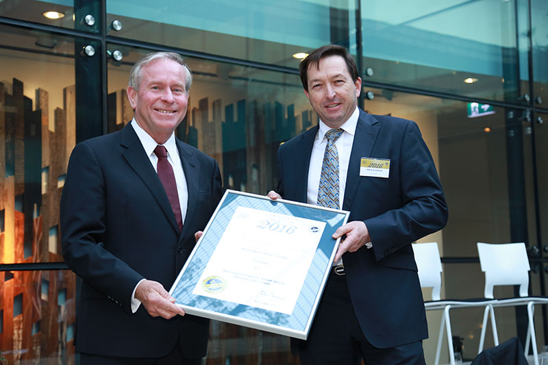 Landgate Chief Executive Mike Bradford receiving Premier's Award from Hon Premier Colin Barnett MLA.